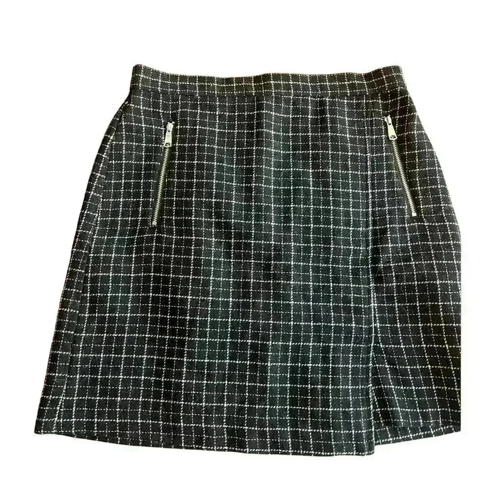 Chic Black and White‎ Plaid Mini Skirt with Zipper Details F28
